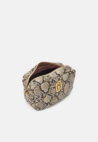 Neceser de estampado de serpiente en tonos marrones, con una cremallera y herrajes dorados. Textura suave con una forma rectangular estructurada.