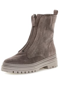 Szare zamszowe botki za kostkę z podwójnymi suwakami po bokach, teksturowaną gumową podeszwą oraz okrągłym noskiem. Charakteryzują się solidnym, masywnym designem.
