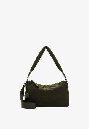 Bolsa verde de punto acolchada con forma trapezoidal, que cuenta con un asa acolchada, correa ajustable y detalles de hardware en plata.