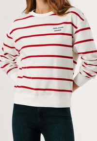 Sudadera blanca con rayas horizontales rojas, puños y dobladillo acanalados. Presenta un pequeño logo negro "PEPE JEANS LONDON" en el pecho.