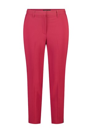 Pantalon rouge ajusté à jambes droites avec passants de ceinture, fermeture éclair frontale et plis marqués, adapté pour une tenue formelle ou de bureau.