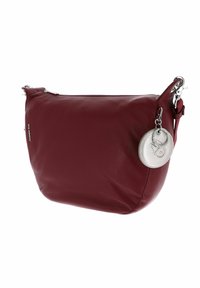 Sac à épaule en cuir bordeaux avec une fermeture éclair en métal argenté et un porte-clés rond métallique attaché à la quincaillerie de la sangle.