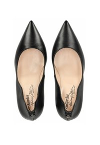 Chaussures noires en cuir à bout pointu avec un côté ouvert, texture lisse et semelle intérieure beige. Présente un petit accent de bouton métallique sur le talon.