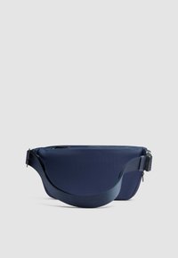 Borsa a cintura in nylon blu navy con una texture liscia, forma curvata, tracolla regolabile e un compartimento superiore con zip. Design durevole e leggero.