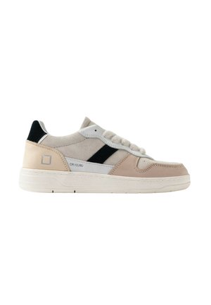 Lage sneaker in beige en gebroken wit suède met zwarte accentstreep, witte zool en witte veters, zijaanzicht.