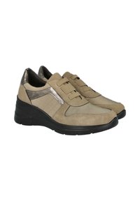 Zapatillas informales beige y marrón metálico con suelas gruesas negras y correas elásticas de cierre, vistas en ángulo para mostrar los lados exteriores y la parte delantera.