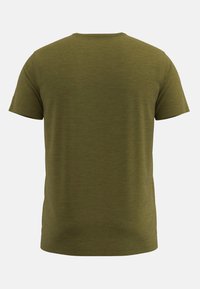 Camiseta de manga corta verde oliva, con textura suave, diseño de cuello redondo y una espalda simple y sin adornos. Ligera, de ajuste casual.
