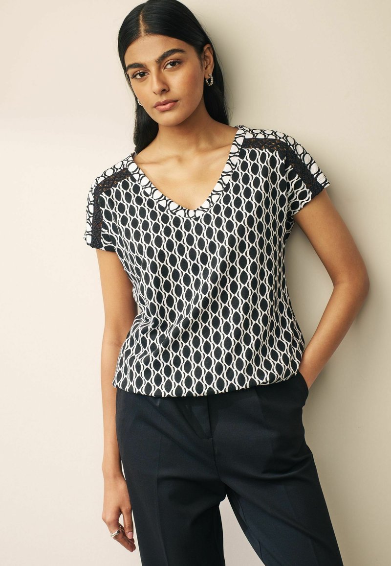 Next V-NECK BUBBLE HEM - REGULAR FIT - T-shirts print - black white