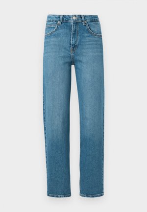 Blauwe denim jeans met rechte pijpen, voorzakken, riemlussen, een knoopsluiting en een ritssluiting, op een witte achtergrond.