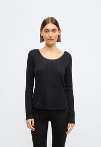 Μαύρο μακρυμάνικο τοπ με στρογγυλή λαιμόκοψη διακοσμημένη με δαντέλα και μικρό φιόγκο, κατασκευασμένο από υφή, απαλή ύλη.