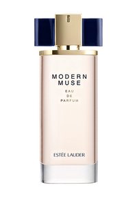 Bouteille en verre transparente avec un dégradé de transparent à rose clair, accents dorés, capuchon bleu marine, présentant une étiquette "MODERN MUSE" à l'avant.