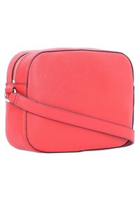 Punainen synteettinen ristikkälaukku suorakulmaisella muotilla, jossa on teksturoitu pinta, vetoketjusuljenta ja säädettävä hihna.