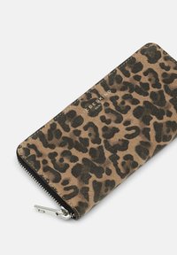 Portfel w cętki lamparta w kolorze jasnobrązowym z czarnymi plamami, wykonany z miękkiego materiału. Posiada zamknięcie na zamek oraz metalowe okucia z logo marki.