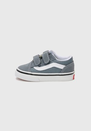 Sneaker grigio in tela con doppie strisce in Velcro, striscia laterale bianca, suola in gomma nera e accentuazione rossa sul tallone. Punta arrotondata e colletto imbottito.