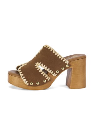Mule en daim marron à bout ouvert avec bordure beige points de fouet, clous en laiton, talon plateforme en bois épais et conception à enfiler.