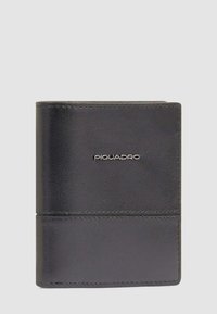 Portafoglio pieghevole in pelle nera con cuciture a vista e un piccolo logo metallico argentato con la scritta "Piquadro" al centro sul fronte.