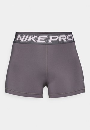 Nike Pro kratke hlače u tamno sivoj boji, s širokim crnim pojasom na kojem je bijeli Nike Pro logotip, glatke teksture i uskog kroja.