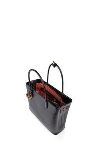 Borsa tote nera in pelle con una texture liscia, dettagli in metallo dorato e un interno rosso vivace. Presenta due manici e diverse tasche.