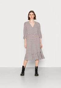 Vestido midi com estampado floral, decote em V, cintura elástica, mangas bufantes de três quartos e barra com babados. Usado com botas pretas de atacador.