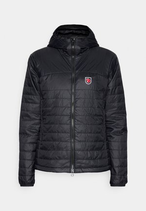 Must must jakk koos kapuutsiga, millel on ühekihiline tekstuur, luku sulgemine ja väike embleem vasakus ülanurgas rinnas.