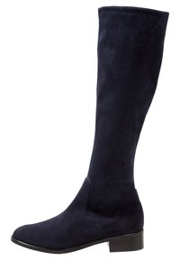Stivali in suede blu navy al ginocchio con una texture liscia, punta rotonda, tacco basso a blocco e dettagli di cucitura minimi. Progettati per una vestibilità slim.