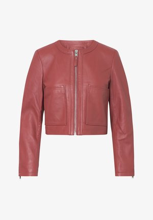 Rode leren cropped jack met een ronde halslijn, een frontale rits en twee borstzakken. Glad textuur en aansluitende mouwen met ritsmanchetten.