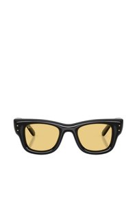 Occhiali da sole rettangolari neri con lenti ambra e sottili dettagli dorati sulle cerniere, visti di fronte su uno sfondo bianco.