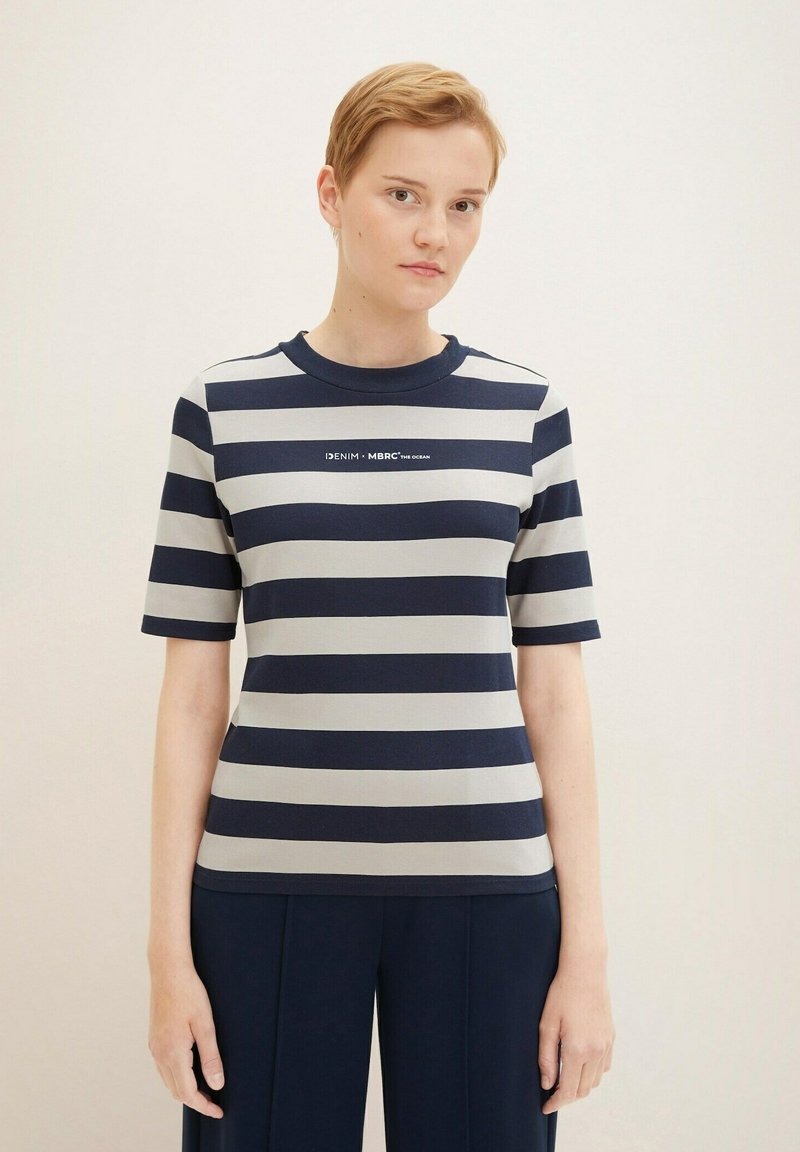 TOM TAILOR DENIM - MIT TEXTPRINT - T-shirt con stampa - navy beige block stripe, Ingrandire