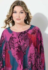 Maglia a maniche lunghe in un vivace motivo a serpente rosa e teal; presenta un collo rotondo e una texture di tessuto morbida e fluida.