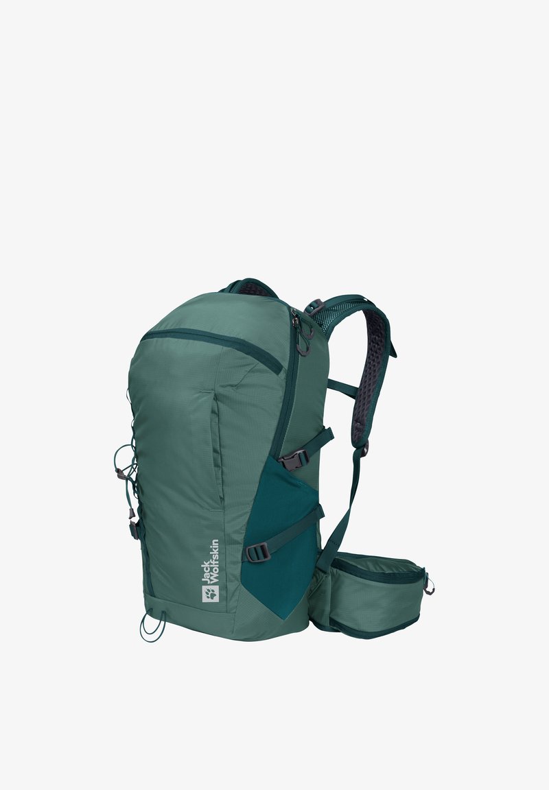 Grüner Rucksack mit strukturiertem Design, aus strapazierfähigem Stoff gefertigt, mit verstellbaren Trägern, einer Seitentasche und auffälliger Markenkennzeichnung.