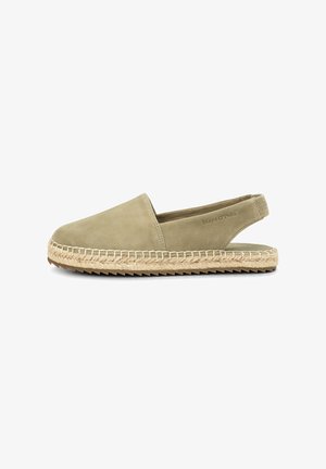 Lichtgroene suède espadrille met een platte zool, gevlochten jute details en een open achterkant voor gemakkelijk aan- en uittrekken. Heeft een gladde textuur.
