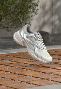 Sélectionné, bright white/silver-coloured
