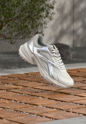 HIKE RUN - Sneakers laag - bright white/silver-coloured