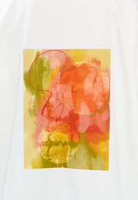Witte T-shirt met een vierkant abstract ontwerp met rode, oranje, gele en groene aquarel spetters en krullen.
