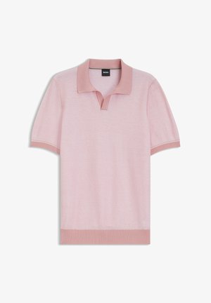 Polo rosa chiaro a maniche corte con colletto morbido e polsini e orlo a coste, caratterizzata da una piccola etichetta nera "BOSS" all'interno del colletto.