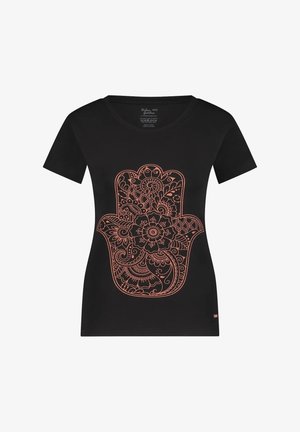 Musta T-paita, jossa on kuparinvärinen käsidesign, jossa on monimutkaisia kukka- ja paisleymuotoiluja. Lyhyet hihat ja klassinen pyöreä kaula-aukko.