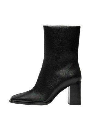 Fekete bokacsizma sima bőrből, hegyes orral és vastag, téglalap alakú sarokkal. Minimális dizájn, díszítések nélkül.