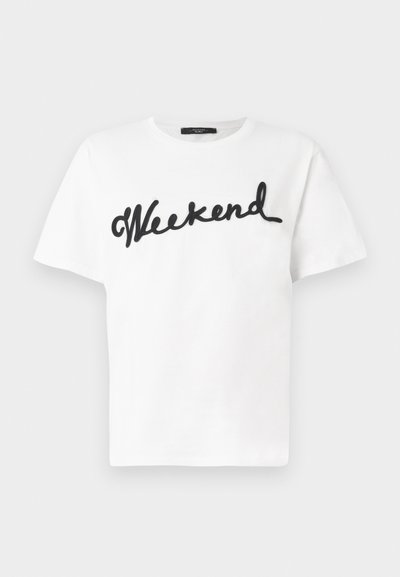 Camiseta de algodón blanca con el texto "Weekend" bordado en negro en un estilo cursivo. Cuello redondo clásico y mangas cortas.