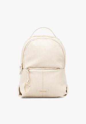 Kleine crèmekleurige leren rugzak met gouden ritsen, voorkantzak, bovenhandvat en Blauer-logoplaatje op de onderste voorkant.