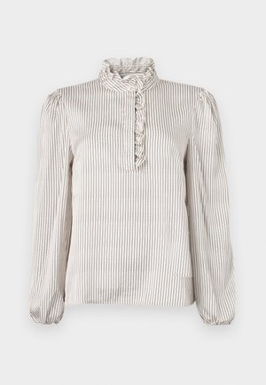Blouse crème à manches longues avec fines rayures verticales noires, col montant à volants et détail à volants sur la patte de boutonnage partielle à l'avant.