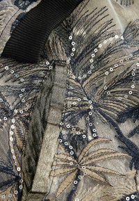 Next EMBROIDERED REGULAR FIT - Bomberjacka - gold sparkle palm