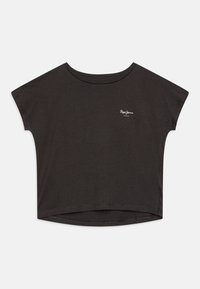 Czarna, krótka koszulka z miękkiego materiału. Posiada szeroki dekolt i krótkie rękawy. Na przodzie znajduje się małe, białe logo.