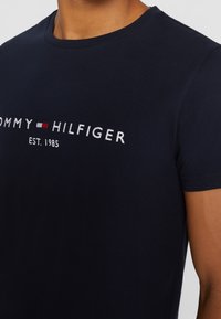 Tommy Hilfiger Triko s potiskem - dark blue