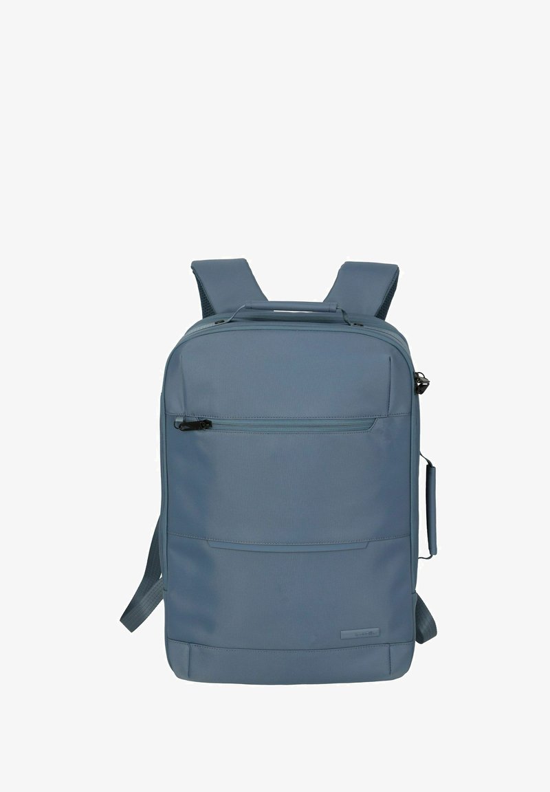 Mochila azul hecha de tela texturizada, con correas ajustables, un asa en la parte superior y múltiples bolsillos con cremallera en la parte delantera y los laterales.