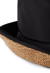 Cilindro nero con una larga visiera marrone texturizzata caratterizzata da un motivo sottile. L'interno è foderato con un materiale nero liscio.