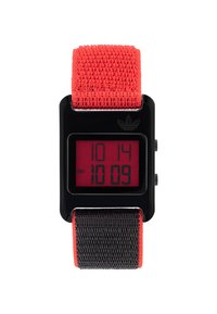 Digitale klok met een zwarte plastic behuizing, een rode LCD-display en een verstelbare strap in rood en zwart met een geweven patroon. Bevat het Adidas-logo op de wijzerplaat.
