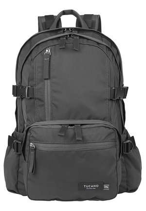 Zaino in tessuto grigio con molteplici scomparti con zip, spallacci regolabili e una patch con logo. Presenta un design elegante e moderno e materiali resistenti.