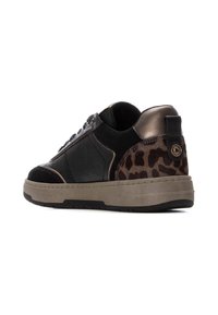 Zapatilla negra con cuero texturizado y ante, que presenta un panel de estampado de leopardo, detalles en bronce y una suela de goma duradera.