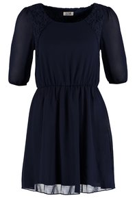 Robe bleu marine longueur genou avec manches mi-longues bouffantes, taille élastique et détails en dentelle sur les épaules et le haut de la poitrine.