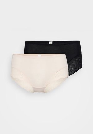 Due coppie di mutandine da donna: una nera con dettagli in pizzo, l'altra nuda con bordi in pizzo floreale. Entrambe presentano un tessuto morbido e un design classico a slip.